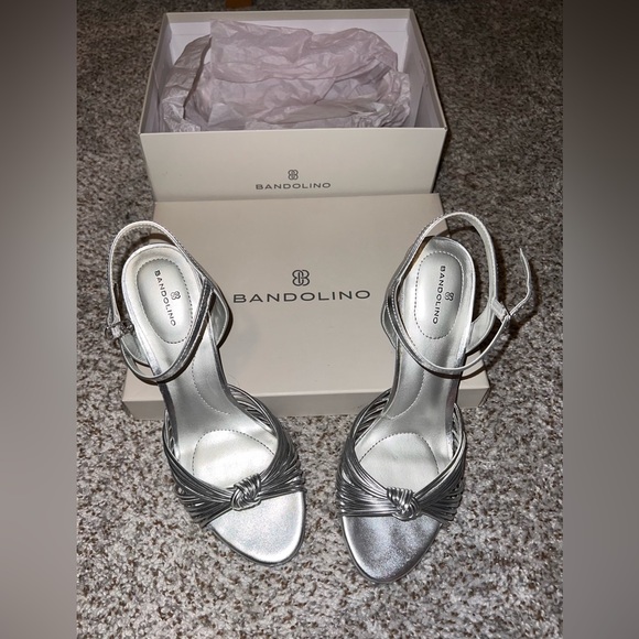 Pretty silver Bandolino heels, in great condition & worn 1 time. So comfy! - Picture 1 of 2